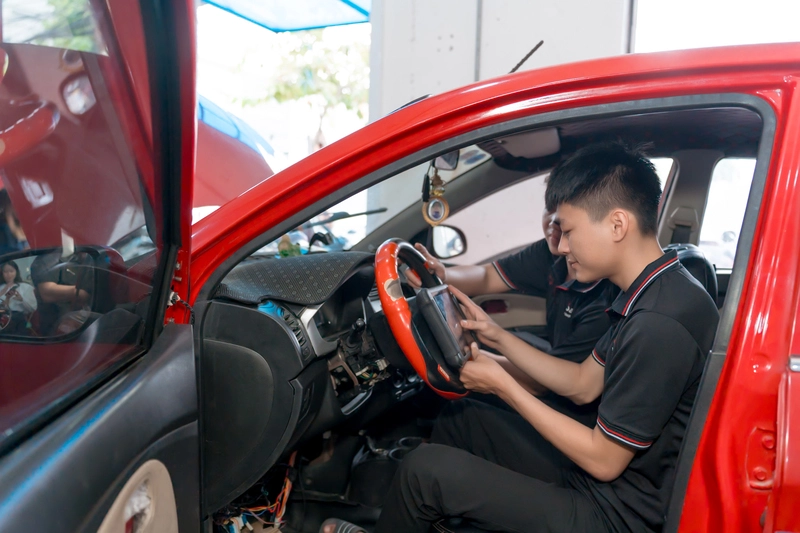 Read more about the article Muốn học nghề sửa chữa ô tô cần có những tố chất nào?