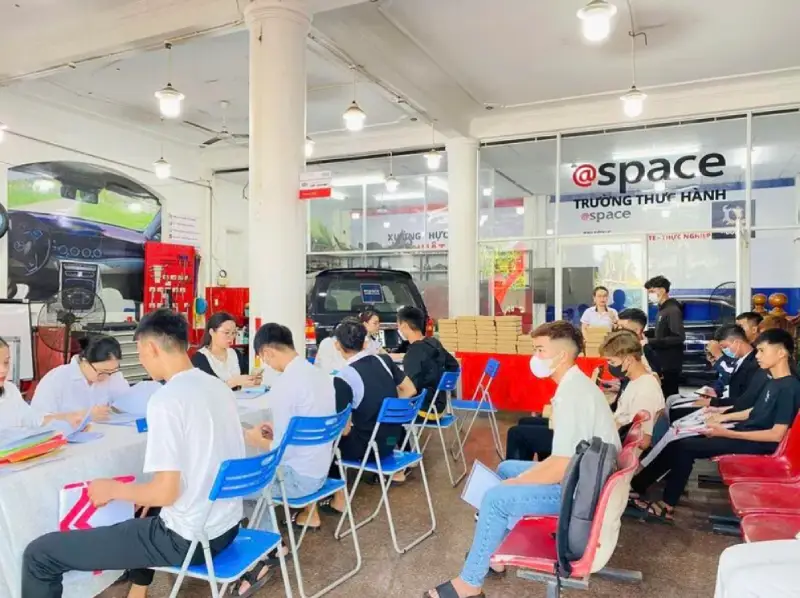 Học công nghệ kỹ thuật ô tô có khó không Sinh viên cao đẳng cần biết gì