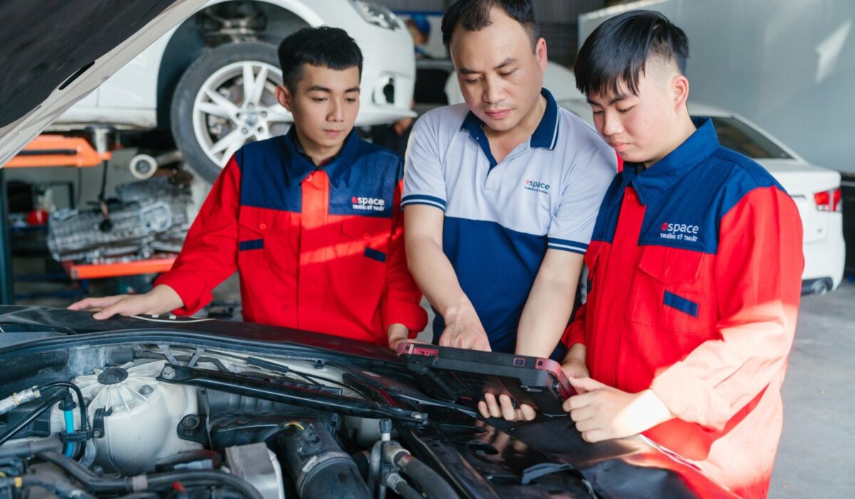 Bằng cao đẳng công nghệ ô tô có dễ xin việc không? bằng cao đẳng công nghệ ô tô