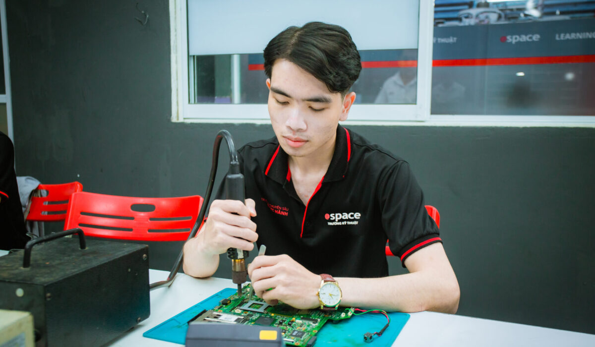 Lộ trình Học Sửa Điện Thoại: Từ A-Z Cho Người Mới (2025) Học sửa điện thoại tại Aspace