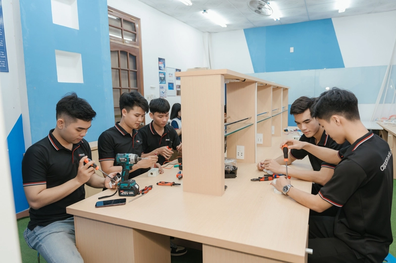 Read more about the article Ngành công nghệ kỹ thuật điện điện tử nên học trường nào?