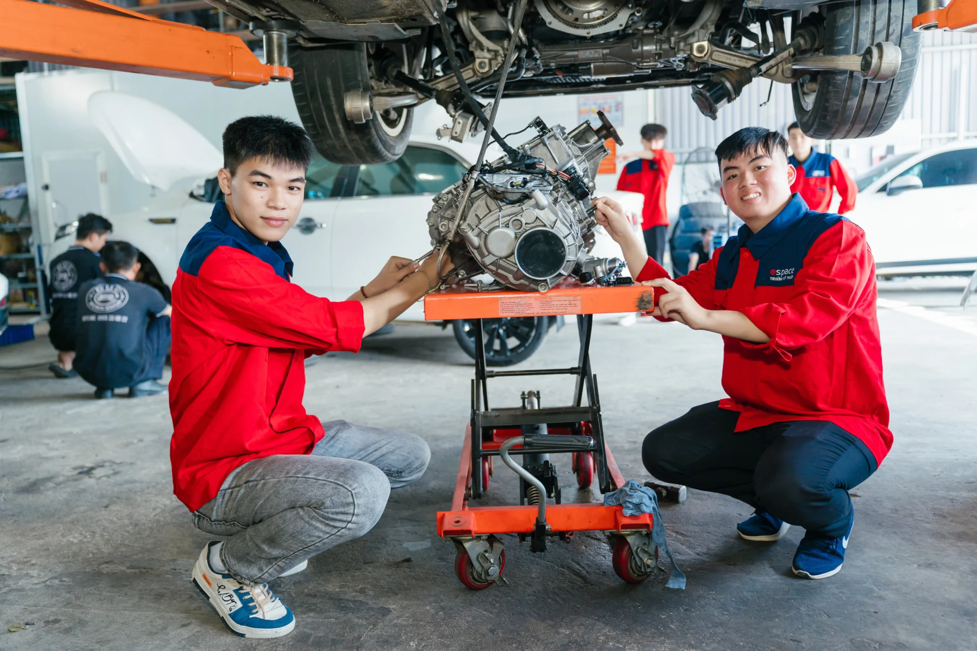 Read more about the article Sinh viên ngành công nghệ ô tô cần trang bị những gì trước khi ra trường?