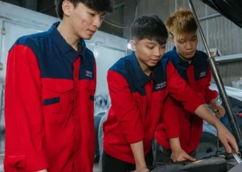 Làm thế nào để rèn luyện kỹ năng giao tiếp trong ngành công nghệ ô tô?