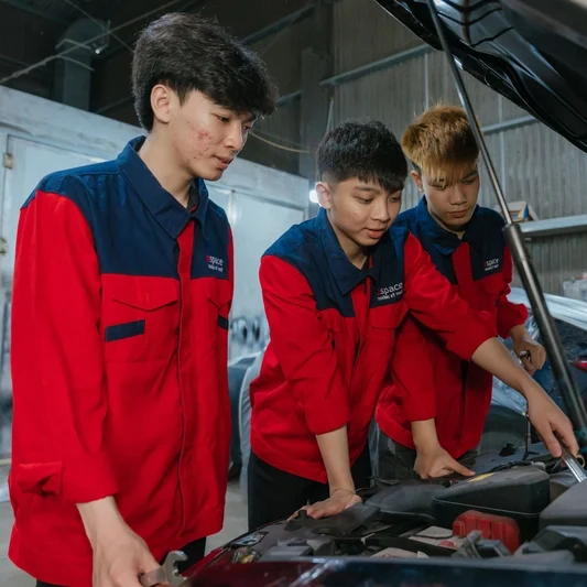 Read more about the article Làm thế nào để rèn luyện kỹ năng giao tiếp trong ngành công nghệ ô tô?