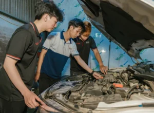 18 tuổi nên đi học công nghệ ô tô hay đi làm?