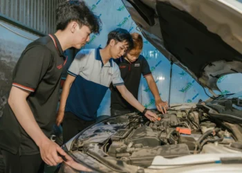 18 tuổi nên đi học công nghệ ô tô hay đi làm?