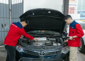 Học ngành kỹ thuật ô tô nên xin làm ở hãng hay gara?
