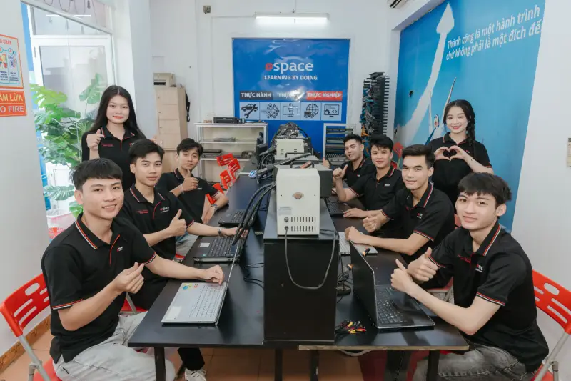 Bộ đội ra quân học nghề gì kỹ thuật máy tính điện thoại tại Aspace (2)