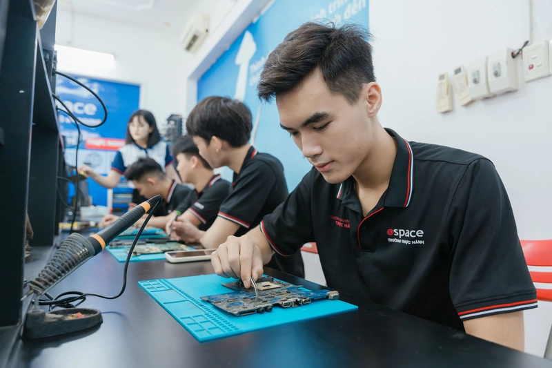 bộ đội học sửa chữa máy tính