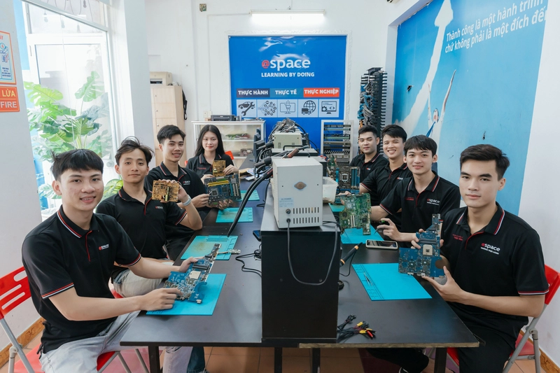 bộ đội học sửa chữa máy tính