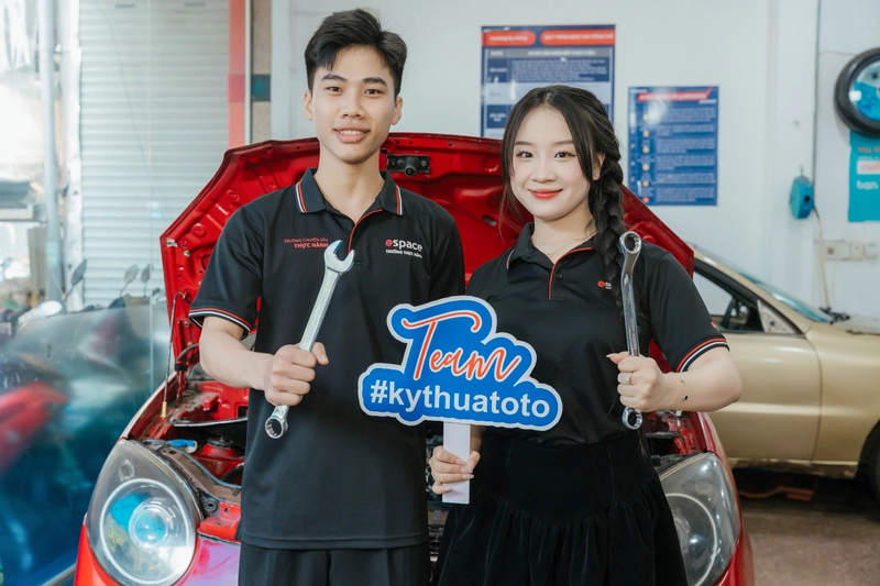 Read more about the article Học cao đẳng sửa chữa ô tô có cần phải ra gara thực tập không?