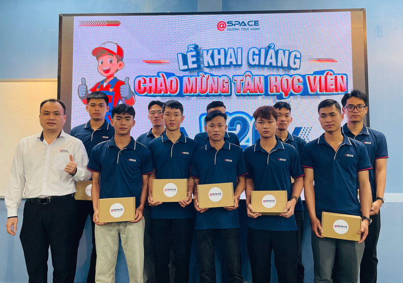 Read more about the article Lễ Khai Giảng Chào Mừng Tân Binh Xuất Ngũ Gia Nhập Các Khóa Nghề Ô Tô – Điện Dân Dụng – Máy Tính, Điện Thoại