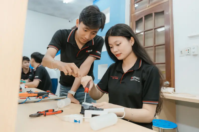 Trường học nghề điện điều hòa cho bộ đội tại Aspace (2)
