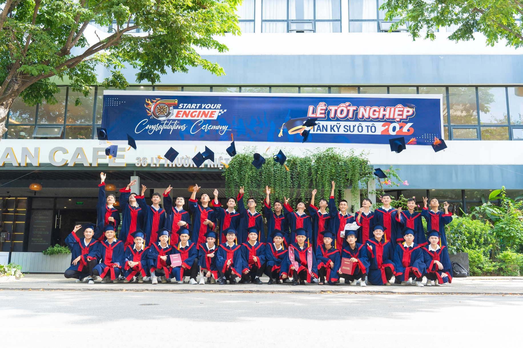 Read more about the article Lễ Tốt Nghiệp – Vinh Danh Tân Kỹ Sư Ngành Ô Tô K23