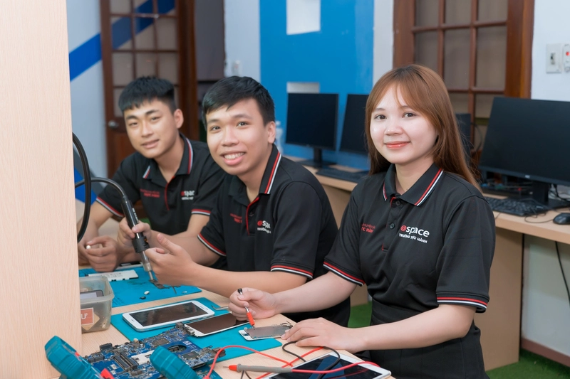 Read more about the article Học ngành công nghệ kỹ thuật điện tử là gì? Có dễ xin việc không?