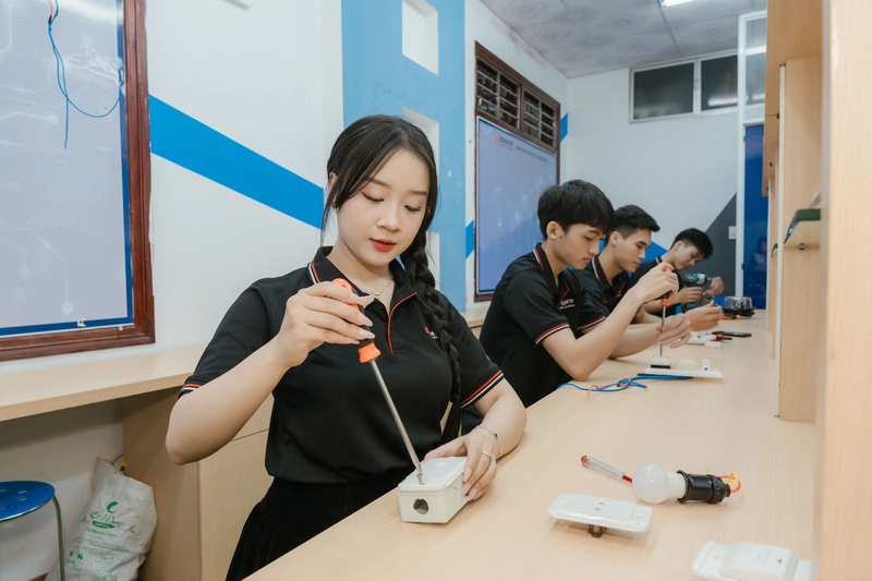 Read more about the article Học ngành điện là học gì? Ra trường làm những vị trí nào?
