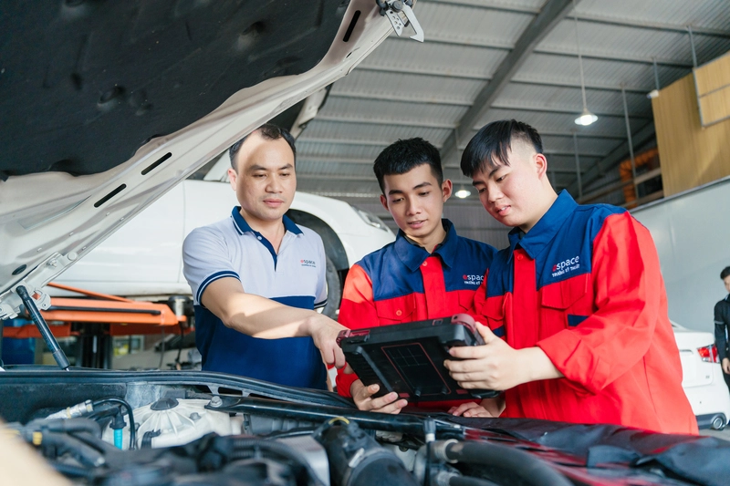 Read more about the article Chương trình đào tạo Cao đẳng ngành công nghệ kỹ thuật ô tô gồm những gì?