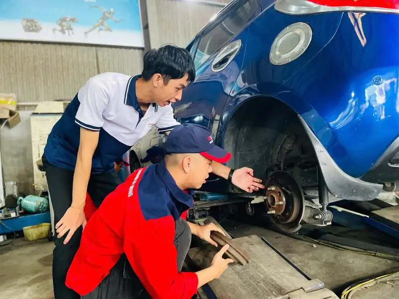 Học chuyên ngành công nghệ kỹ thuật ô tô 